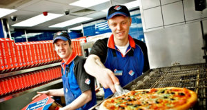 Domino’s Pizza пицца сотрудники