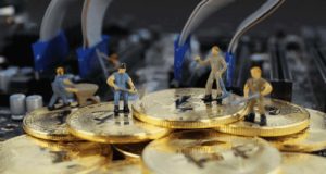 майнинг пул монеты биткоин человечки