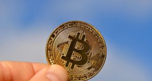 биткоин в руке