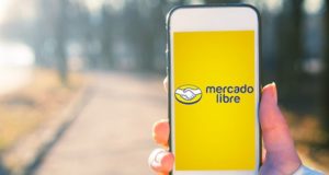 Mercado Libre, смартфон, улица