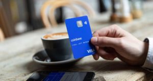 Coinbase Card, смартфон, кофе,рука