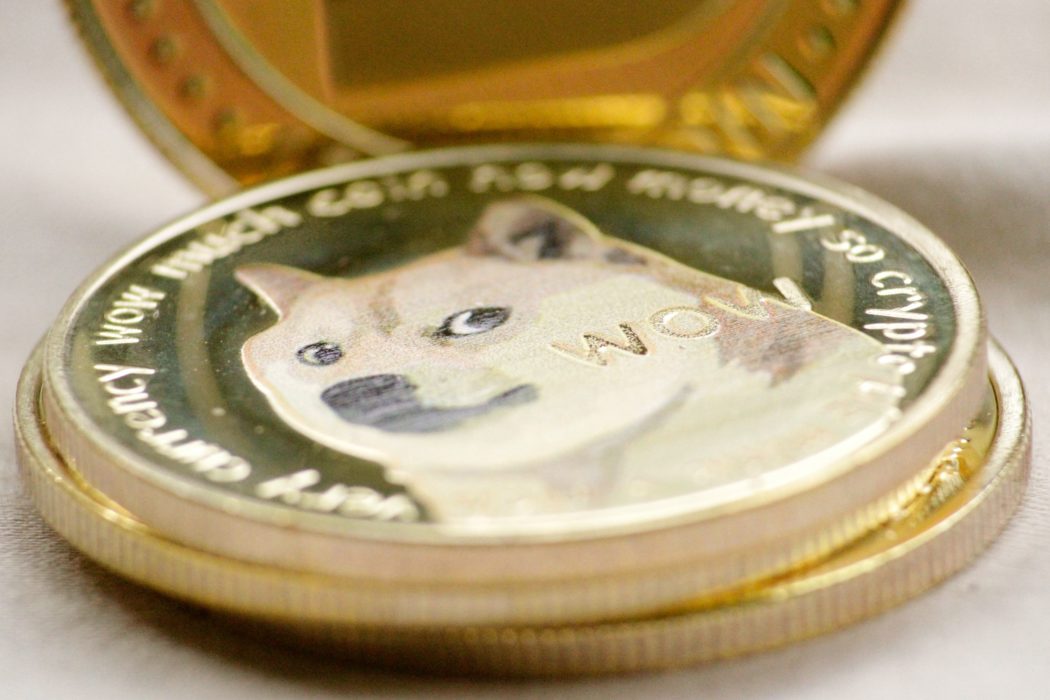 фото монетки dogecoin лежат в стопке на столе