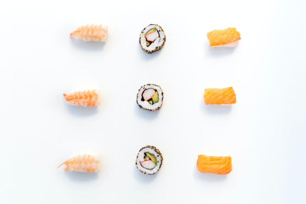 фотография суши онигири на белом фоне