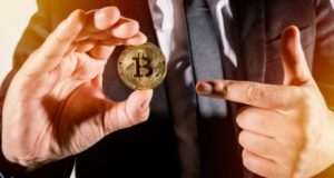 Человек, руки, биткоин, монета