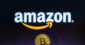 Логотип Amazon, биткоин