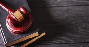 Суд, стол, молоток, книги