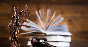 судейский молоток Фемида