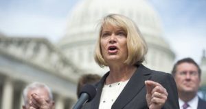 Ceнaтop Cинтия Лaммиc