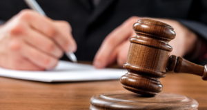 Суд, молоток, руки