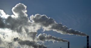 Трубы, дым, выбросы углерода