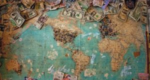 фиатные банкноты разложены на карте мира