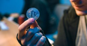 Биткоин, монета, человек, рука