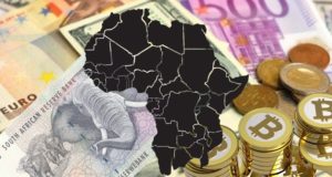 Карта Африки, биткоины, монеты, банкноты