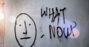 граффити на стене лицо с надписью what now?