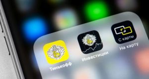 Логотип Тинькофф, смартфон