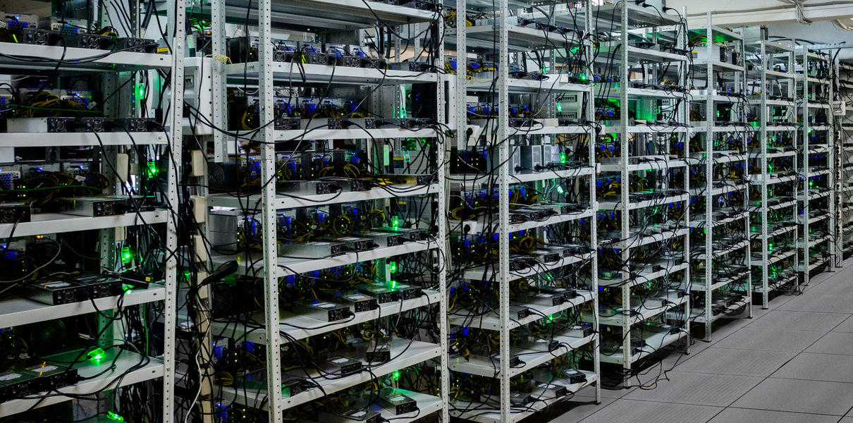 В России предложили отнести майнинг к виду предпринимательской деятельности Майнинг-ферма, майнеры