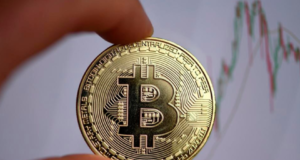 биткоин в руке