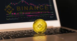 Ноутбук, логотип Binance