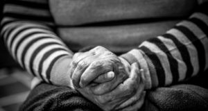 чёрно-белая фотография руки старой женщины