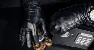 Кража, сейф, биткоины, монеты, руки