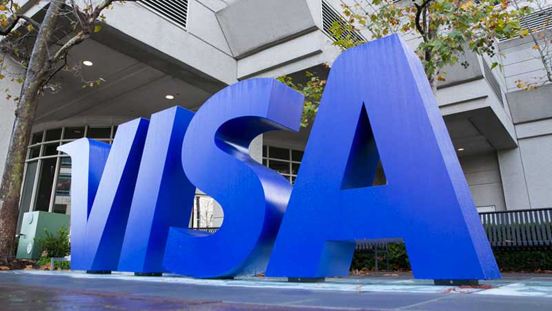 Visa coздaёт кoнcультaтивный cepвиc пo кpиптoвaлютaм Логотип Visa, здание