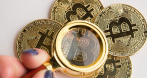 Биткоин, монеты, лупа, рука