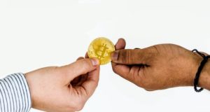 Руки, биткоин, монета