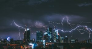 молния на фоне ночного города