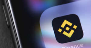 Смартфон, логотип Binance