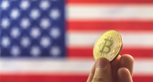 Флаг США, биткоин, монета, рука