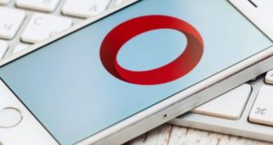 Логотип Opera, смартфон, клавиатура
