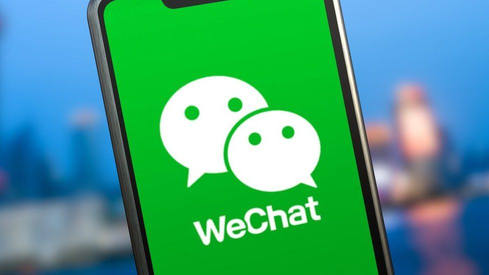 Логотип WeChat, смартфон