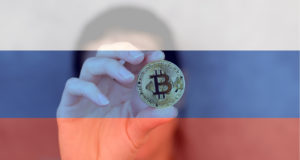 Флаг России, биткоин, монета, рука