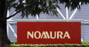 Логотип Nomura, дерево, улица