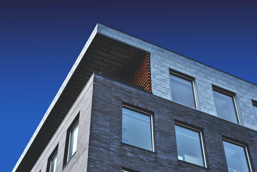 фото дома в стиле минимализма на фоне синего неба
