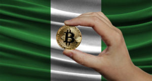 Флаг Нигерии, рука, монета, биткоин