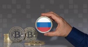 Биткоин, монеты, флаг России, рука
